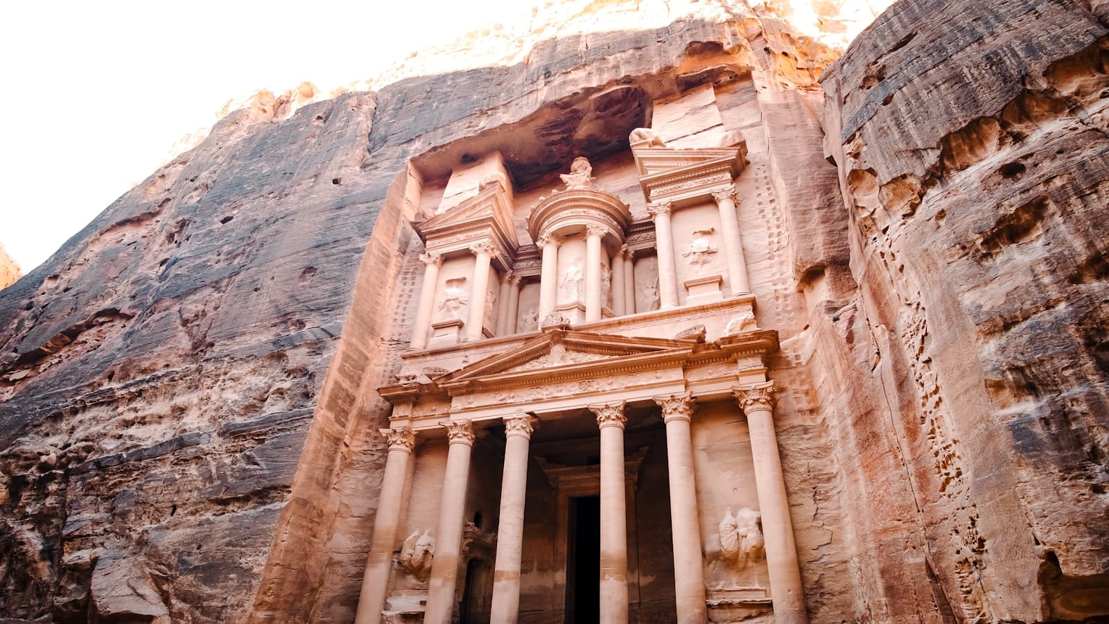 PETRA: una luce tra canyon color rosa